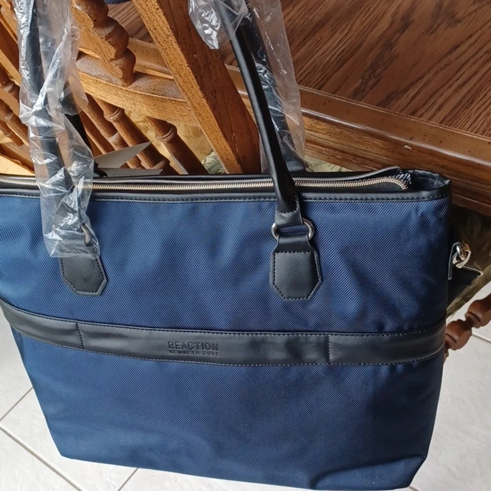 REACTION KENNETH COLE Chevron Computer Tote, NWT, Navy Gold 18